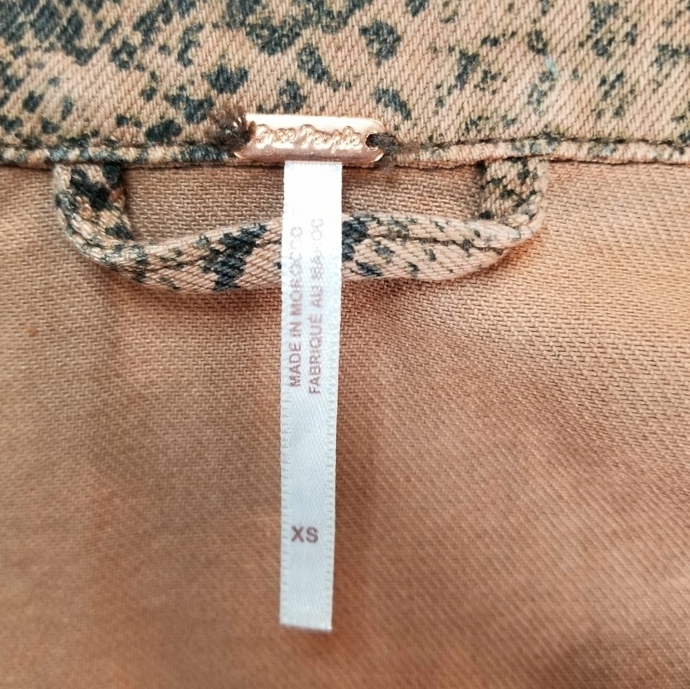 New Free People Brown Snake Skin Print XS Cotton Boho Neutral Y2K Trucker Jacket - Picture 11 of 12